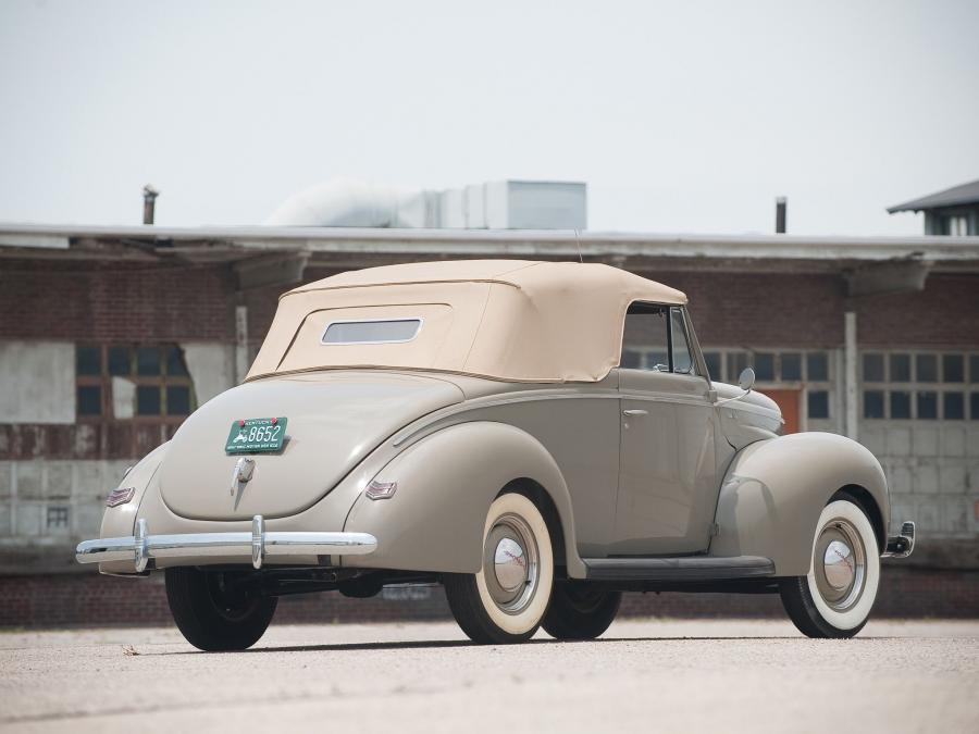  Ford V8 Deluxe Convertible Coupe 1940 года  (фото 2 из 26)